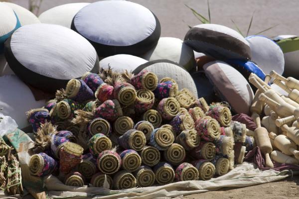 Hats and other items for sale at Kashgar bazaar | Bazar de Kachgar | Chine