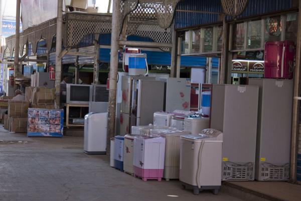 Selling kitchen appliances at Kashgar Bazaar | Bazar de Kachgar | Chine