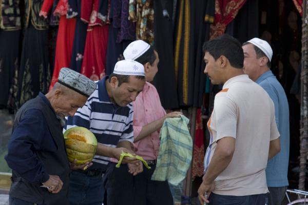 Selling melon at the market | Bazar de Kachgar | Chine