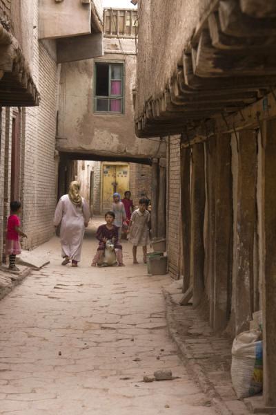 Photo de Typical alley in the old town of KashgarKachgar - Chine