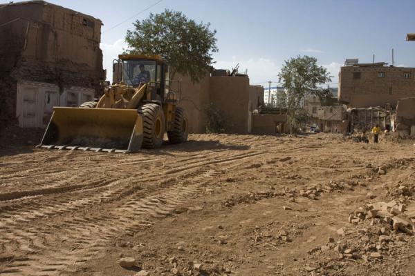 Photo de Bulldozer at work in the old town of KashgarKachgar - Chine