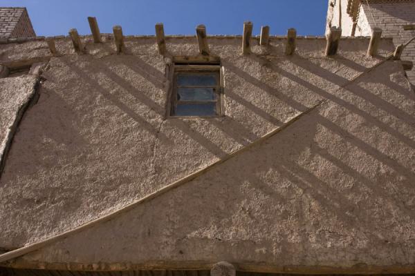 Photo de Adobe house with beams sticking out in KashgarKachgar - Chine