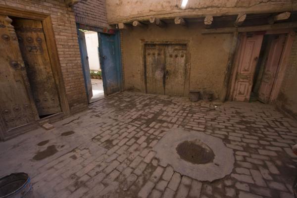 Photo de Small courtyard with houses in the old town of KashgarKachgar - Chine
