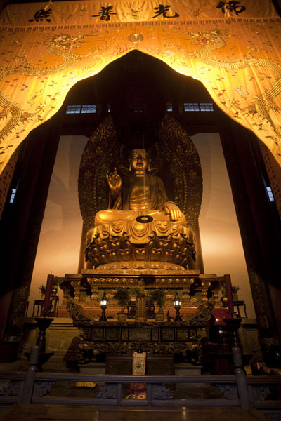 Foto di Enormous Sakyamuni, historical Buddha statue in Lingyin templeHangzhou - Cina