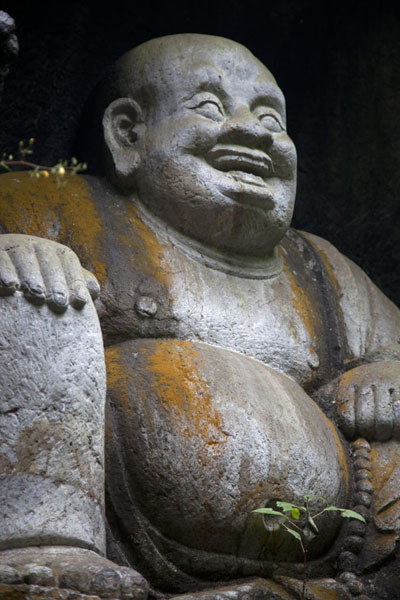 Foto di Laughing Buddha in a cave at Lingyin complexHangzhou - Cina