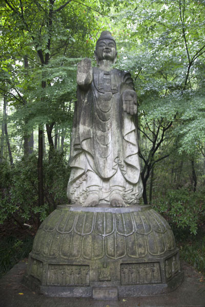Foto di Statue in the large park at Lingyin complexHangzhou - Cina