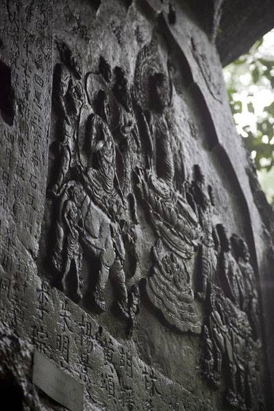 Foto di Scene sculpted on the rockface inside one of the caves at LingyinHangzhou - Cina