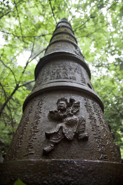 Foto di Pillar with engraved texts at the Lingyin complexHangzhou - Cina