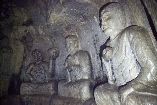 Foto di Inside one of the caves with Buddhas sculpted out of the wallHangzhou - Cina