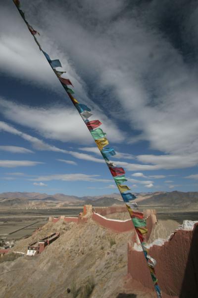 Photo de String of prayer flags flying over the Thangka WallGyangzÃª - Chine