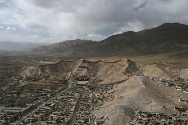 Photo de Pelkor Chöde monastery and Tibetan quarter seen from Gyantse fortressGyangzÃª - Chine