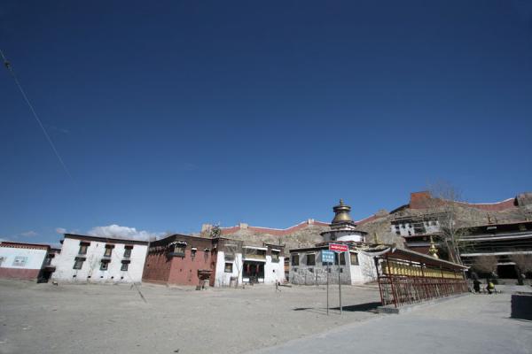 Photo de Pelkor Chöde monastery seen from the entranceGyangzÃª - Chine