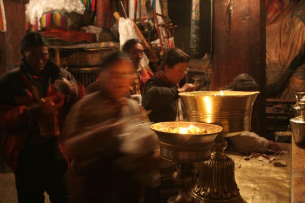 Photo de Pilgrims around butter lamps in chapel of Pelkor ChödeGyangzÃª - Chine
