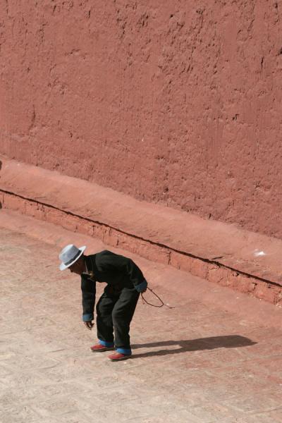 Photo de Pilgrim on his kora around main temple of Pelkor ChödeGyangzÃª - Chine