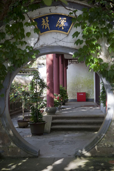 Circular entrance to a courtyard in Puji temple | Putuoshan | China