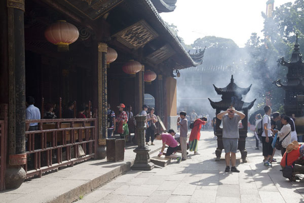 People praying at Puji temple | Putuoshan | China
