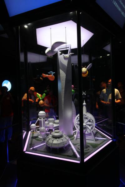 Display of futuristic figures in the basement of the building | Shanghai World Financial Center | Cina
