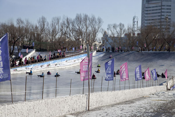 Photo de Racing down the icy slopes on the banks of the Songhua riverHarbin - Chine