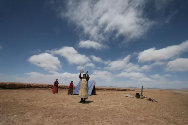 Foto di Tibetan pilgrim in the desolate landscape south of Lake Ngoring TsoTibet - Cina