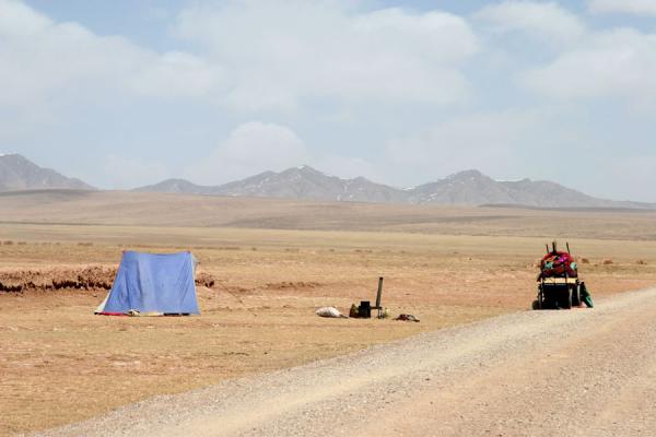 Foto di Tent, stove and carts with belongings of Tibetan pilgrims on their way to LhasaTibet - Cina
