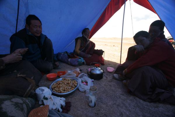 Foto di Tibetan pilgrims in their tentTibet - Cina