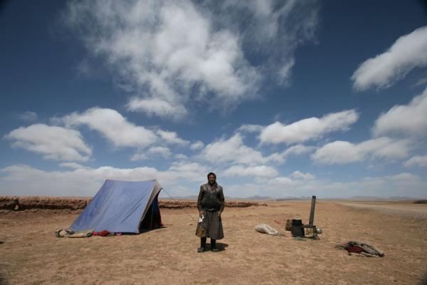 Foto di Tibetan pilgrim in empty Tibetan landscape of QinghaiTibet - Cina