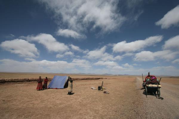 Foto di Tibetan pilgrim while prostrating on his way to LhasaTibet - Cina