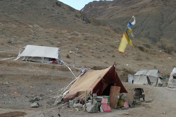 Foto di Pilgrim camping on the kora around Tashilhunpo monasteryTibet - Cina
