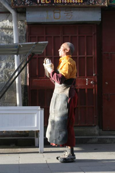 Tibetan buddhist on early morning circuit of Barkhor kora | Pellegrini tibetani | Cina