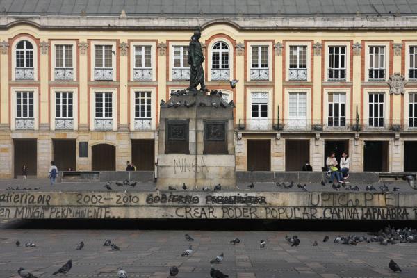 Simón Bolívar and the Alcaldía building, Colombia