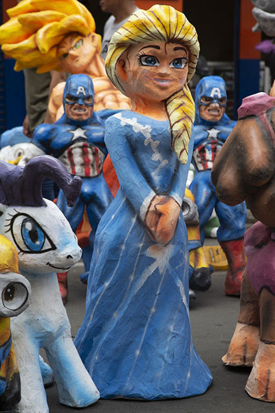 A wide collection of Año Viejo dolls on the street | AÃ±o viejo poppen | Ecuador