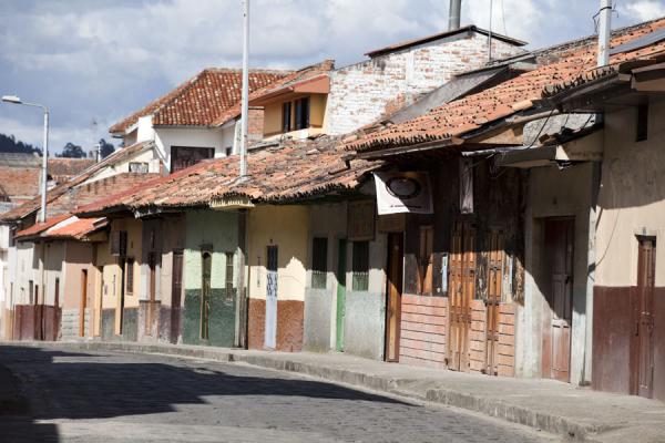 Street in Cuenca with typical low-rise buildings | Istanboel | Turkije