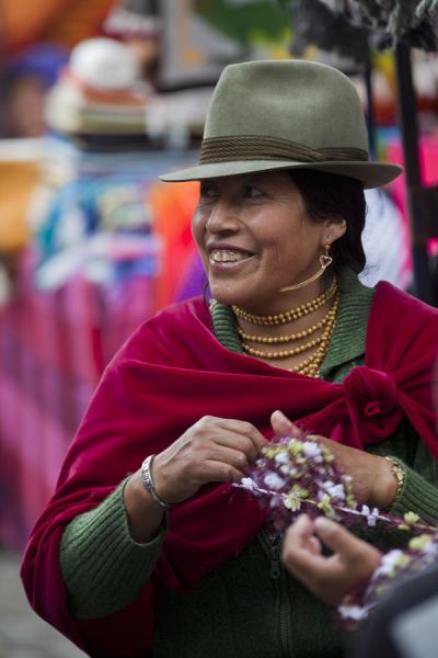 Foto di Woman with hat at the market of OtavaloMadrid - Spagna