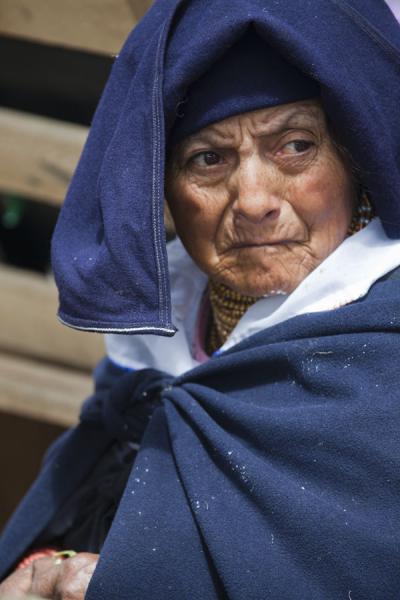 Foto di Old market woman with a serious stare at the market of OtavaloMadrid - Spagna