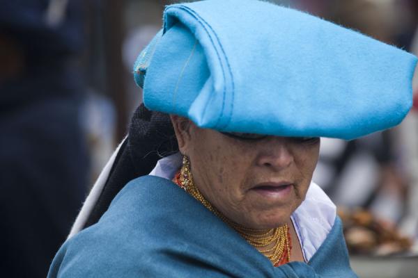 Foto di Woman with blue headdress at the market of OtavaloMadrid - Spagna