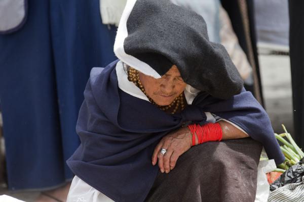 Foto di Woman kneeling at the market of OtavaloMadrid - Spagna