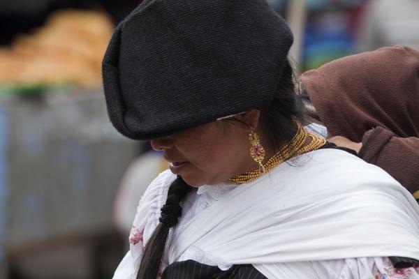 Foto di Woman with child on her back at the market of OtavaloMadrid - Spagna