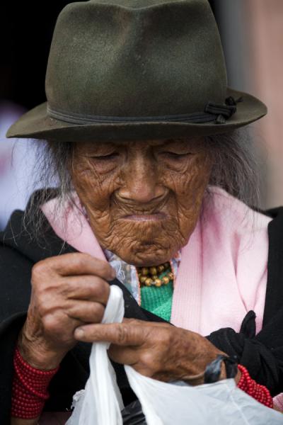 Foto di Old woman with hat getting her things readyMadrid - Spagna