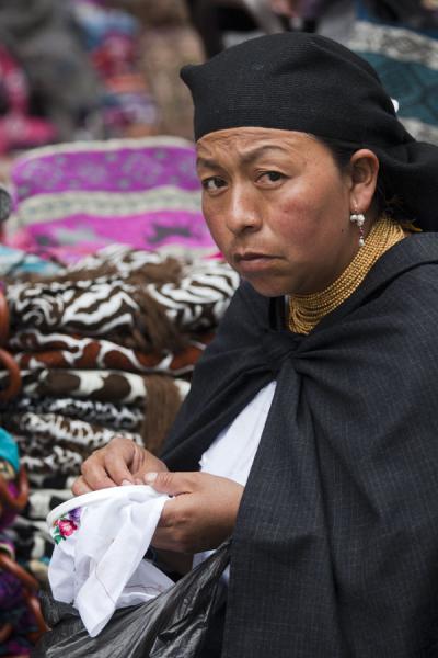 Foto di Woman busy sewing at the market of OtavaloMadrid - Spagna