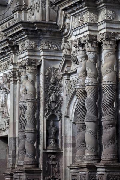 Foto di Close-up of the pillars of the Compañía de Jesús church in the old city centre of QuitoRoma - Italia