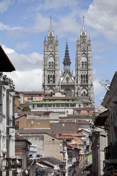 Foto di Basílica del Voto Nacional towering above the old quarter of QuitoRoma - Italia