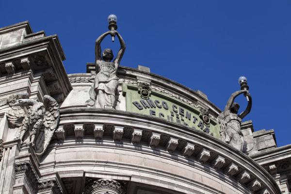 Foto di Roof of the Bank of Ecuador with statuesRoma - Italia