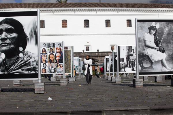 Foto di Woman in the middle of a photo exhibition on the Plaza de San FranciscoRoma - Italia