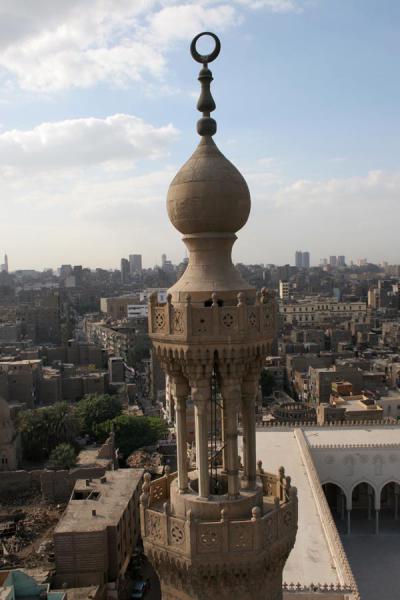 Foto di Minaret of Bab Zuweyla seen from the other minaret, with Cairo in the backgroundCairo - Egitto