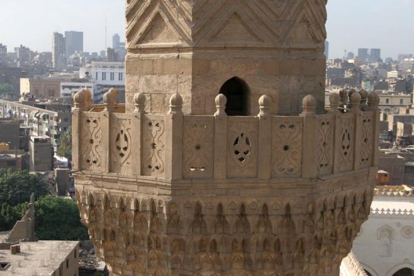 Foto di Detail of one of the minarets of Bab Zuweyla with Cairo in the backgroundCairo - Egitto