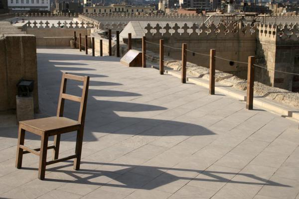 On the roof of Bab Zuweyla, chair and shadows | Bab Zuweyla | Egitto