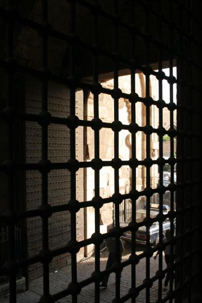 Foto di Bab Zuweyla gate door seen through the iron trellisCairo - Egitto