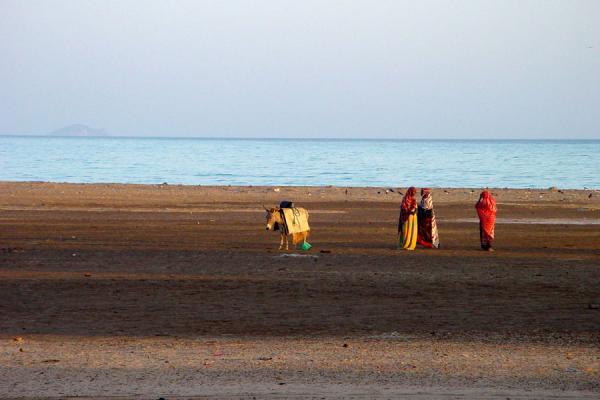 Foto de Women on the beach of Iddi in the early morningColores de Eritrea - Eritrea