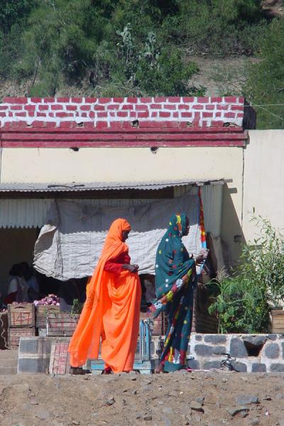 Brightly coloured dresses everywhere; this is near the bus station of Ghinda | Couleurs Ã©rythrÃ©ennes | ErythrÃ©e