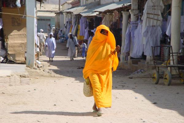 Yellow and white: dresses on the market of Keren | Couleurs Ã©rythrÃ©ennes | ErythrÃ©e